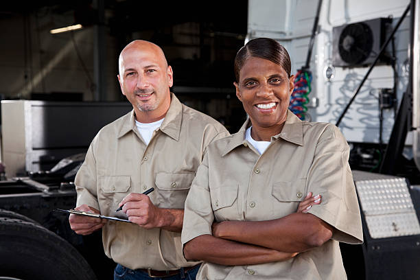 los trabajadores en el garaje con semi-truck - truck driver multi ethnic group industry working class fotografías e imágenes de stock