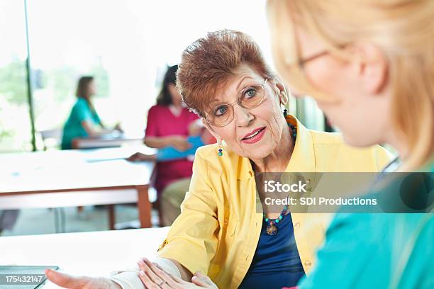 Photo libre de droit de Infirmière Aide Patient Senior Avec Bras Blessé Adulte banque d'images et plus d'images libres de droit de Adulte