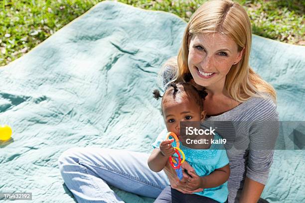 Caucasica Donna Con Bambino Afroamericano - Fotografie stock e altre immagini di Babysitter - Babysitter, Caucasico, Bebé