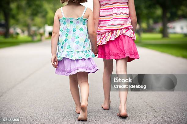 Color Retrato De Feliz Dos Hermanas Caminando Por La Calle Foto de stock y más banco de imágenes de 6-7 años