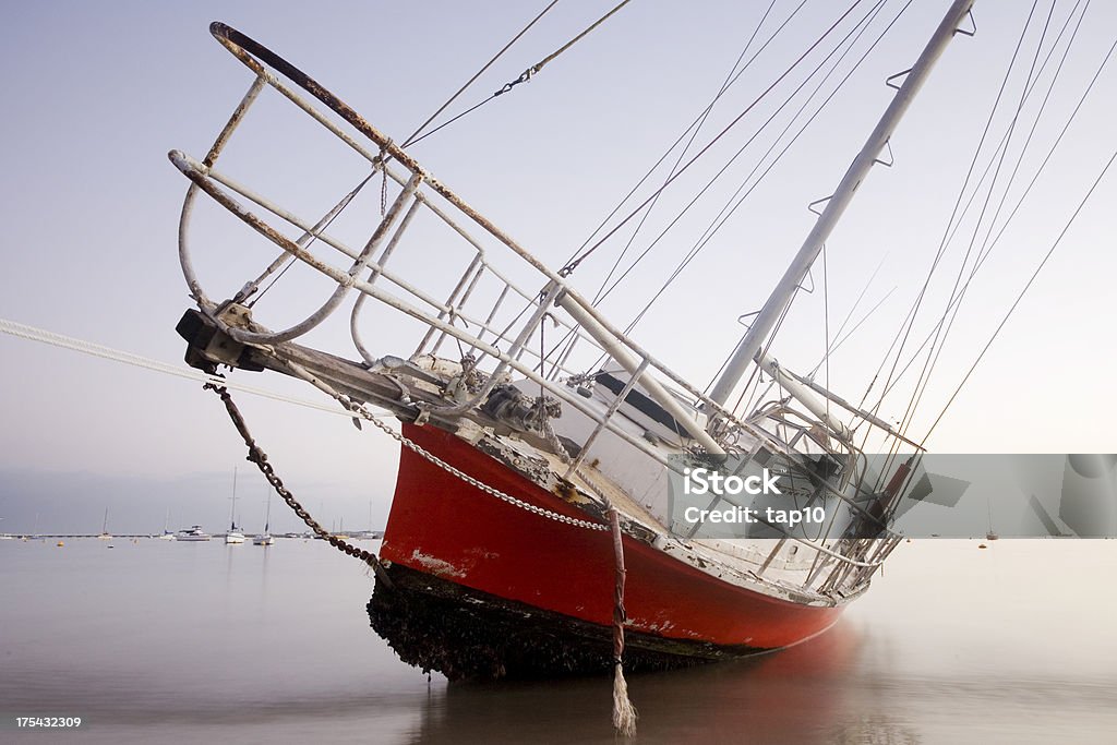 Shipwreck Yacht - Foto de stock de Agua libre de derechos