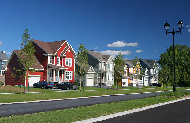 suburbano casas coloridas - lawn residential district landscaped community - fotografias e filmes do acervo