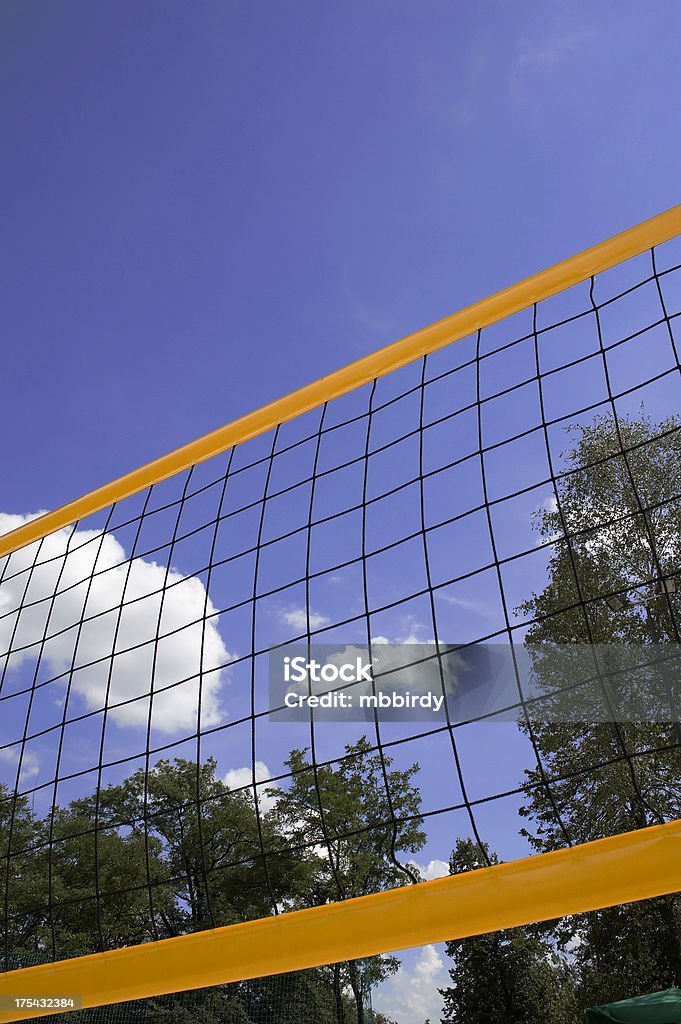 Na beach volley netto z blue sky i chmury za - Zbiór zdjęć royalty-free (Bez ludzi)