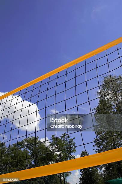 Na Beach Volley Netto Z Blue Sky I Chmury Za - zdjęcia stockowe i więcej obrazów Bez ludzi - Bez ludzi, Boisko, Chmura