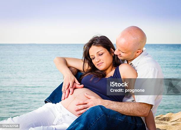 Para W Ciąży - zdjęcia stockowe i więcej obrazów Biały - Biały, Bucik dla niemowlęcia, Całować