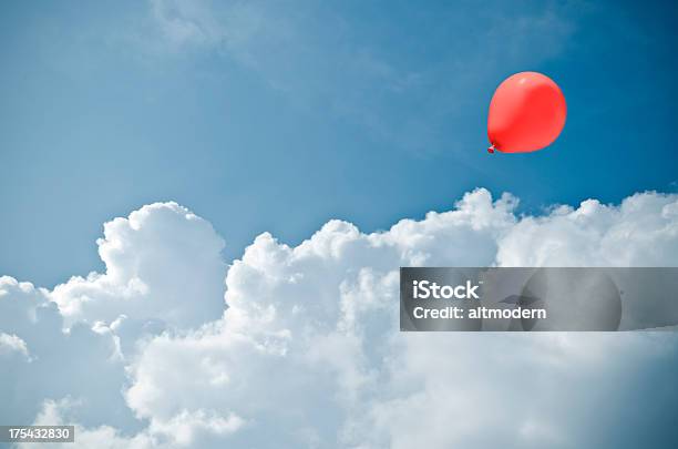 Photo libre de droit de Baloon Rouge banque d'images et plus d'images libres de droit de Ballon de baudruche - Ballon de baudruche, Ciel, Rouge