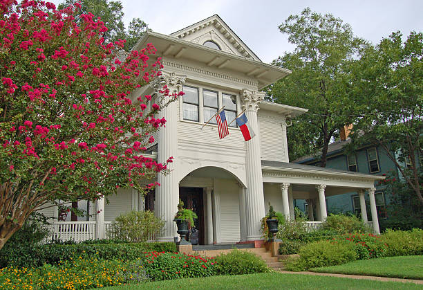 kolonialstil haus in dallas - texas state flag stock-fotos und bilder