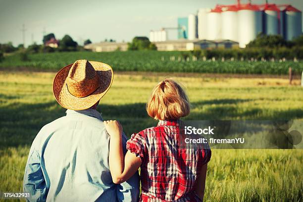 Paar Blick Auf Der Farm Stockfoto und mehr Bilder von Ranch - Ranch, Älteres Paar, Agrarbetrieb