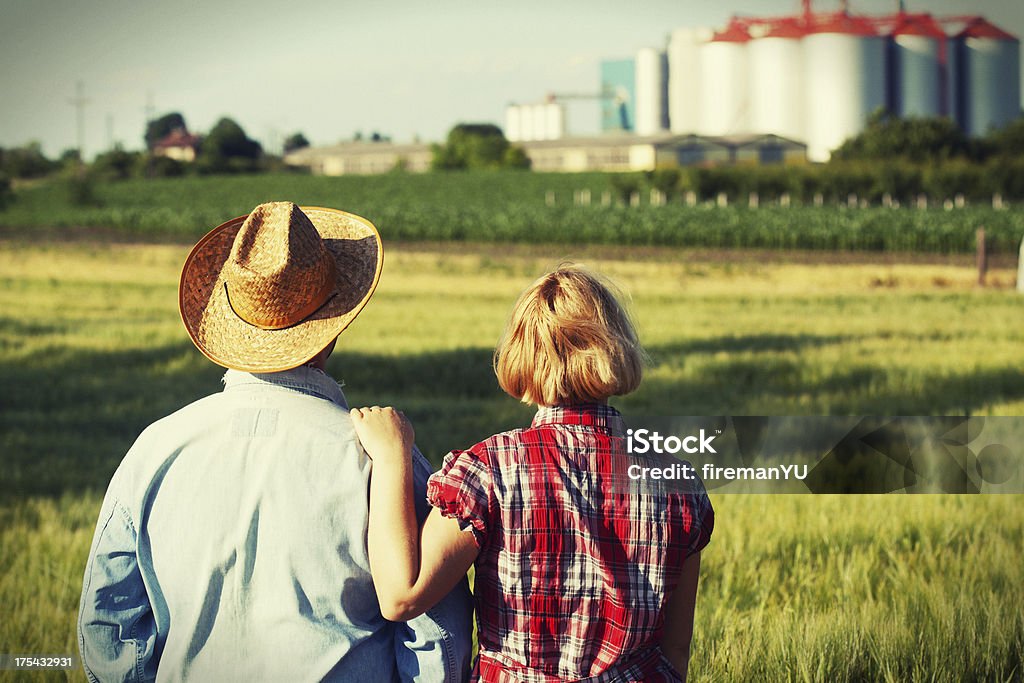 Couple à la recherche à la ferme - Photo de Couple d'âge mûr libre de droits