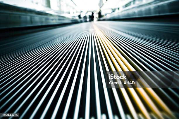 Plano Aproximado Escada Rolante - Fotografias de stock e mais imagens de Abstrato - Abstrato, Acessibilidade, Aeroporto