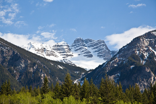 Photo showing mount Robson in Kanada on a sunny summer day. No haze, fog or mist!