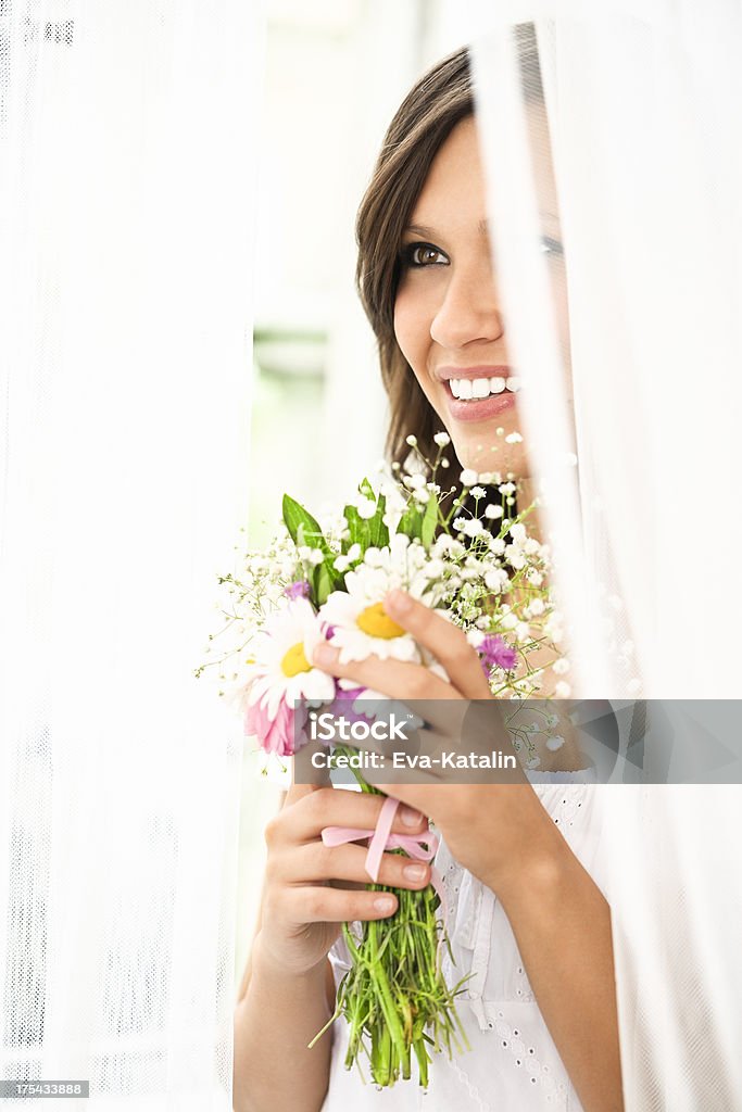 Bella donna con bouquet colorato - Foto stock royalty-free di Adulto