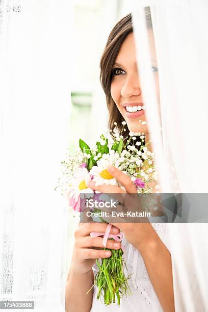 Bella Donna Con Bouquet Colorato - Fotografie stock e altre immagini di Adulto - Adulto, Allegro, Aspettare