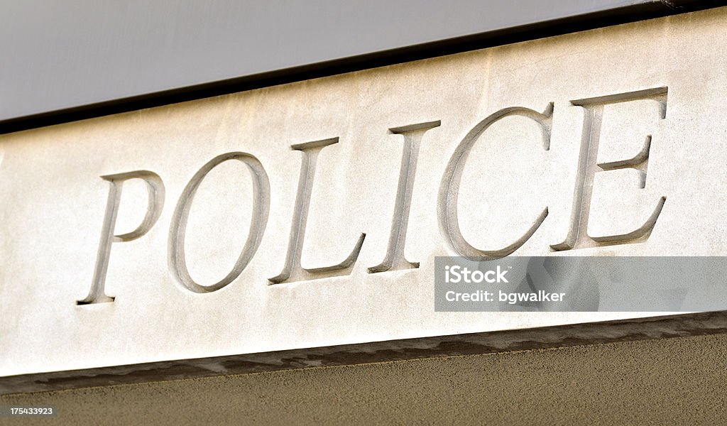 Señal de pare, sobre la estación de puerta lectura de policía - Foto de stock de Arquitectura libre de derechos