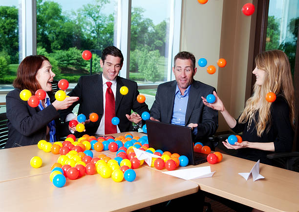 группа деловых людей, игры и творческие в офисе - juggling business businessman ball стоковые фото и изображения