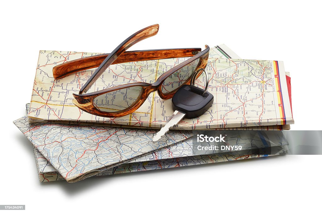 Clé de voiture et lunettes de soleil sur la route de carte - Photo de Carte libre de droits