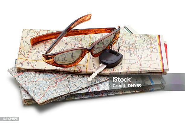 Kluczyk Do Samochodu I Okulary Przeciwsłoneczne Na Mapa Drogowa - zdjęcia stockowe i więcej obrazów Mapa
