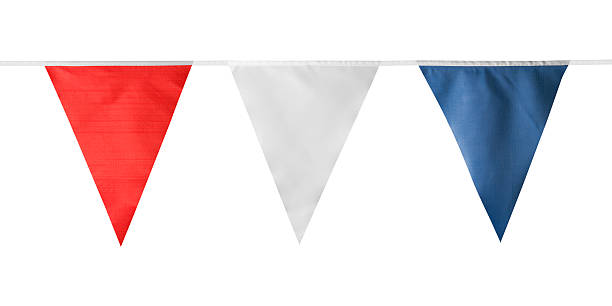 적색, 백색 및 청색의 삼각형 장식용 깃발 흰색 배경의 - british flag bunting flag english culture 뉴스 사진 이미지