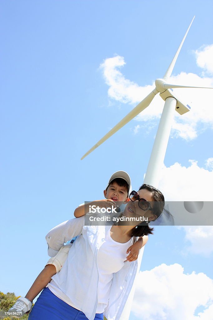 Turbina a vento - Foto stock royalty-free di Abbracciare una persona