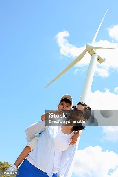 Turbina A Vento - Fotografie stock e altre immagini di Abbracciare una persona - Abbracciare una persona, Adulto, Allegro