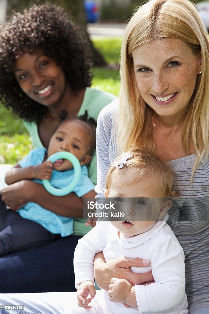 Multi-etnica madre e bambini - Foto stock royalty-free di 6-11 Mesi