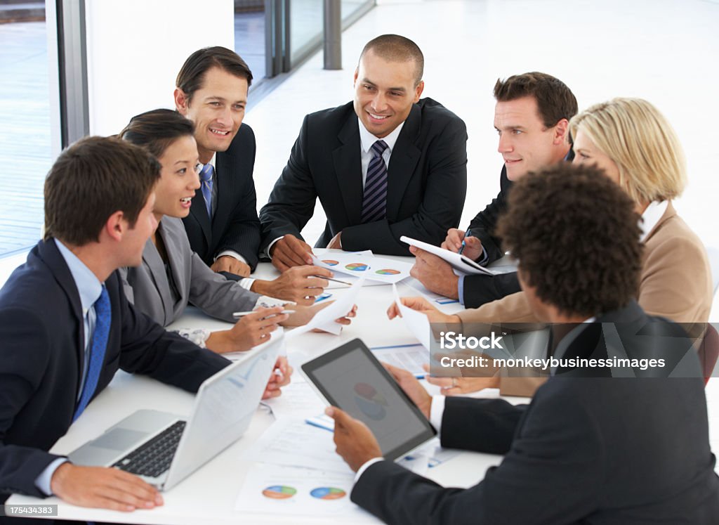 Group Of Business People Having Meeting In Office - Стоковые фото 20-29 лет роялти-фри