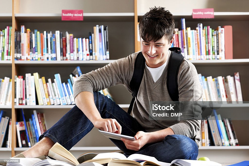 Estudiante en la biblioteca de información de investigación - Foto de stock de 20 a 29 años libre de derechos