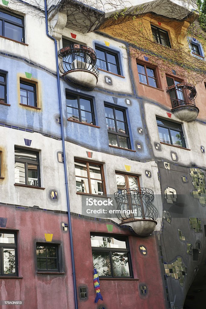 Facciata di Casa di Hundertwasser a Vienna-verticale - Foto stock royalty-free di Ambientazione esterna