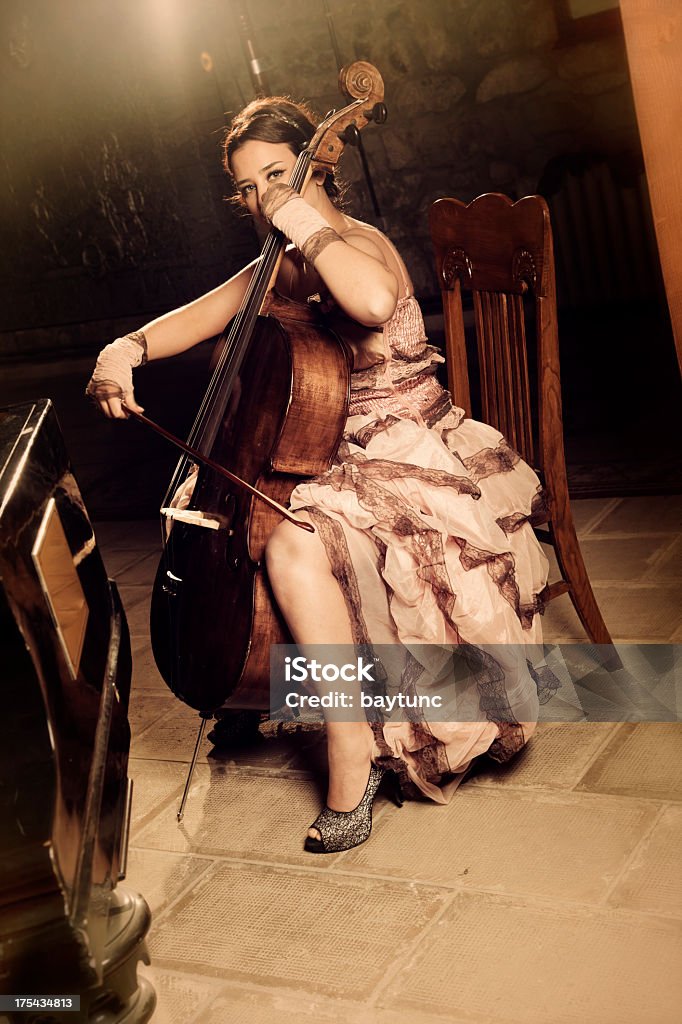 Violonchelista tocando violonchelo músico - Foto de stock de Mujeres libre de derechos