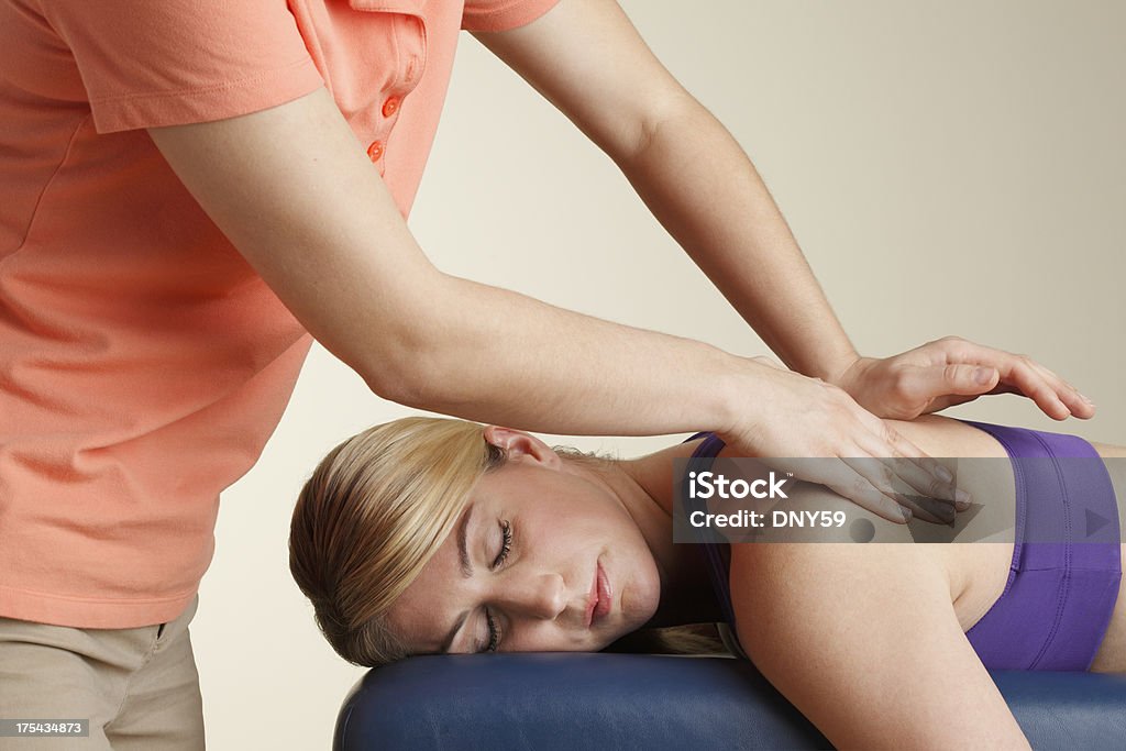 Physiotherapeutin Massagen eine weibliche Patienten - Lizenzfrei 20-24 Jahre Stock-Foto