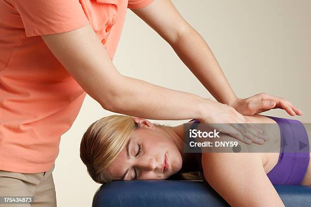 Physiotherapeutin Massagen Eine Weibliche Patienten Stockfoto und mehr Bilder von 20-24 Jahre