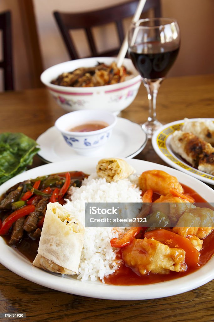 Chińskie jedzenie obiad i wino - Zbiór zdjęć royalty-free (Alkohol - napój)