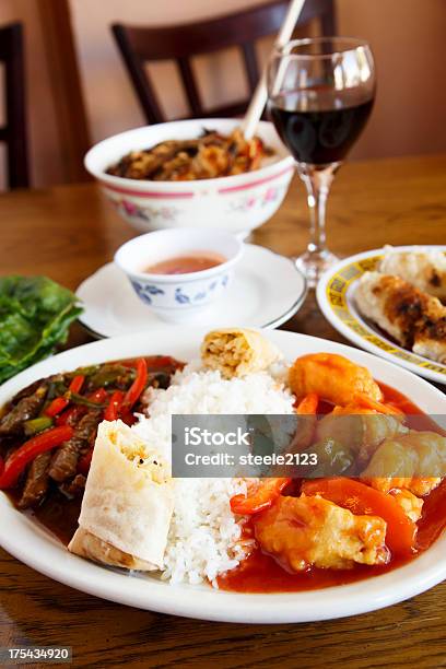 Comida Chinesa Jantar E Vinho - Fotografias de stock e mais imagens de Arroz - Alimento Básico - Arroz - Alimento Básico, Arroz Branco, Bebida Alcoólica