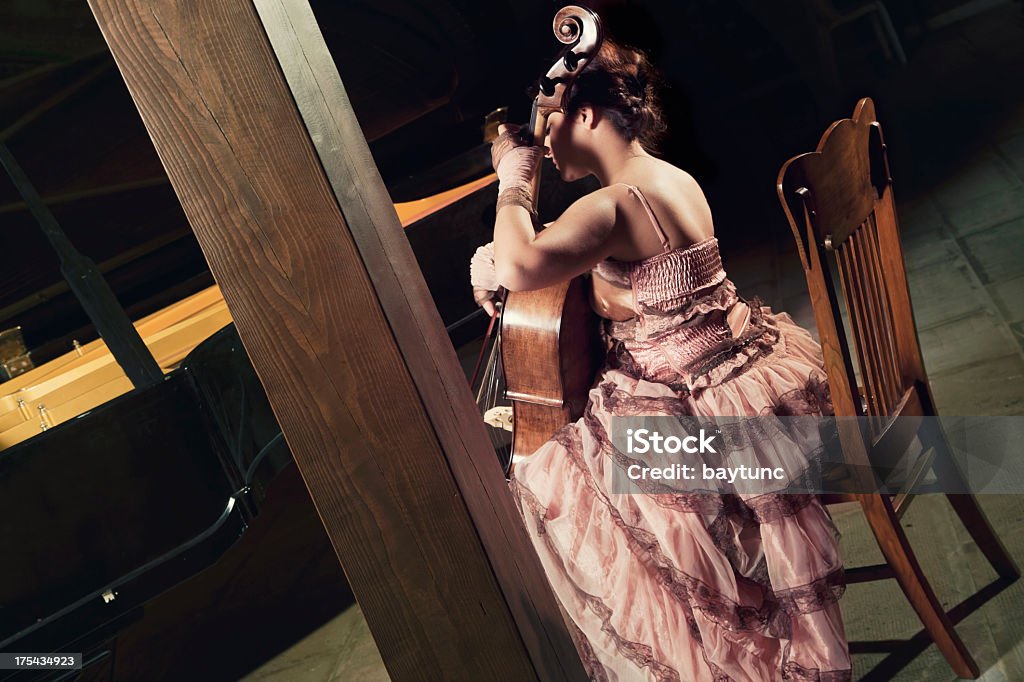 Músico de violoncelista tocando violoncelo - Foto de stock de Adulto royalty-free