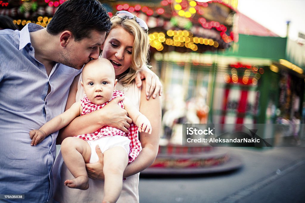 Famille sur un tour de manège - Photo de Famille libre de droits