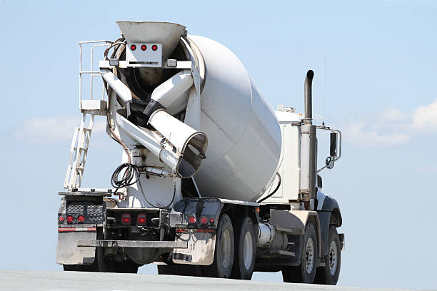 camião de cimento - truck motion road cement truck imagens e fotografias de stock