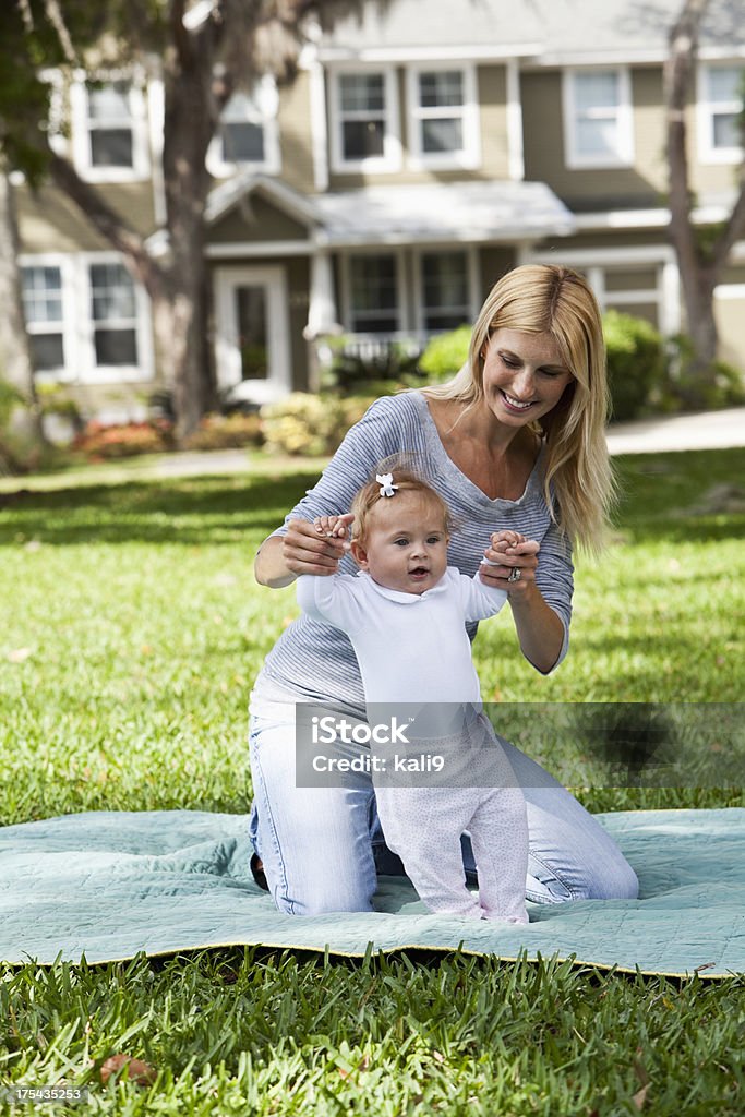 Mãe, ajudando o bebê pé - Foto de stock de 30 Anos royalty-free