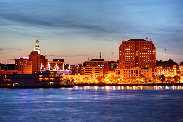 Davenport Davenport skyline along the banks of the Mississippi River iowa stock pictures, royalty-free photos & images