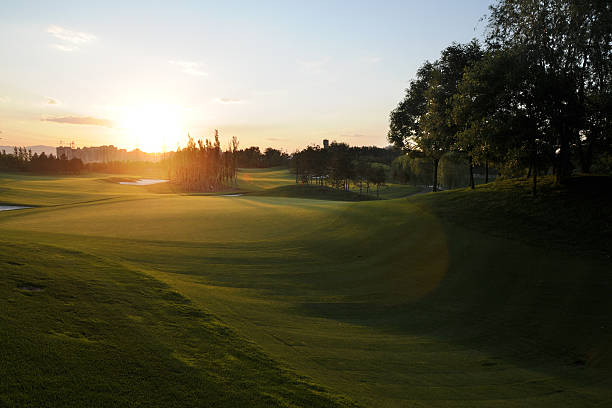 wunderschönen golfplatz – xl - golf golf flag sunset flag stock-fotos und bilder