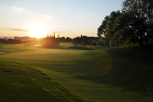 美しいゴルフコース-xl - golf golf flag sunset flag ストックフォトと画像