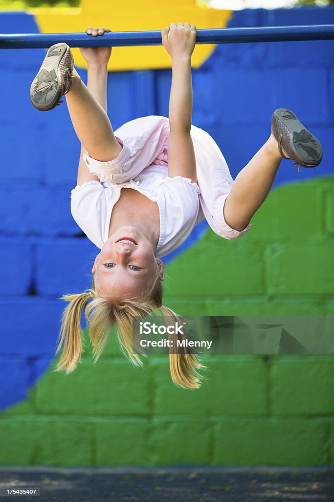 Маленькая девочка весело на Детская площадка Гимнастические брусья - Стоковые фото Ребёнок роялти-фри