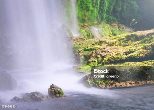 Foto de Queda De Água e mais fotos de stock de Beleza natural - Natureza - Beleza natural - Natureza, Caindo, Cascata