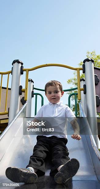 남자아이 내려가다 운동장 미끄러지다 4-5세에 대한 스톡 사진 및 기타 이미지 - 4-5세, 금속, 남성