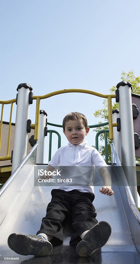 Chłopiec zejść w dół placu zabaw slajd - Zbiór zdjęć royalty-free (4 - 5 lat)