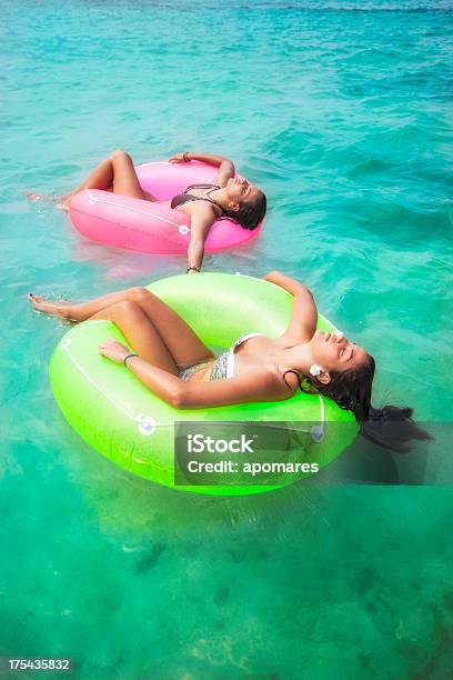 Две Молодые Женщины С Расслабляющим С Пробирки В Тропический Пляж — стоковые фотографии и другие картинки Багамские острова
