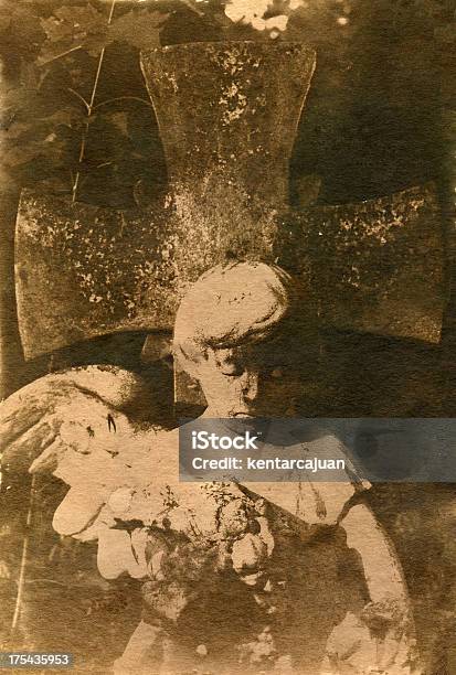 Foto de Querubim E Big Stone Cross e mais fotos de stock de Assustador - Assustador, Horror, Fotografia - Imagem