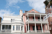 alte-amerikanische-haus-fassade-in-charleston-south-carolina-usa.jpg?b=1&s=170x170&k=20&c=hIyZQ4PMXK2CLZpqD8VTZYie9ZurspmsqoURRHLhOkQ=