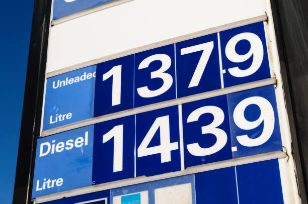 benzina e diesel in vendita a 137,9 e 143,9 pence al litro - derv foto e immagini stock