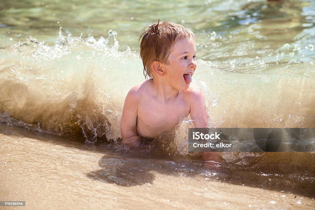 Trzech lat chłopiec zabawy w sandy beach. - Zbiór zdjęć royalty-free (2-3 lata)
