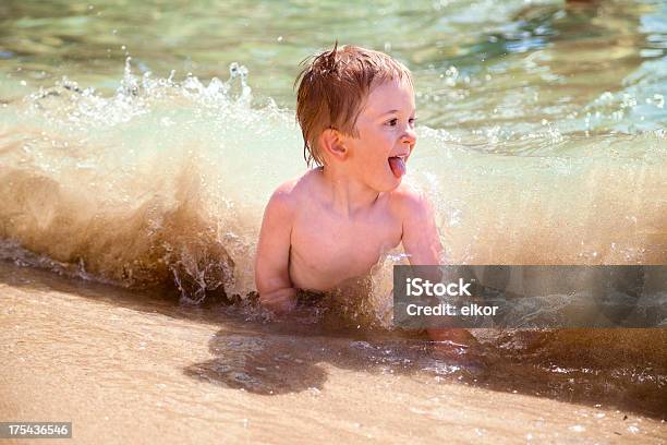 Trzech Lat Chłopiec Zabawy W Sandy Beach - zdjęcia stockowe i więcej obrazów 2-3 lata - 2-3 lata, Blond włosy, Cała postać